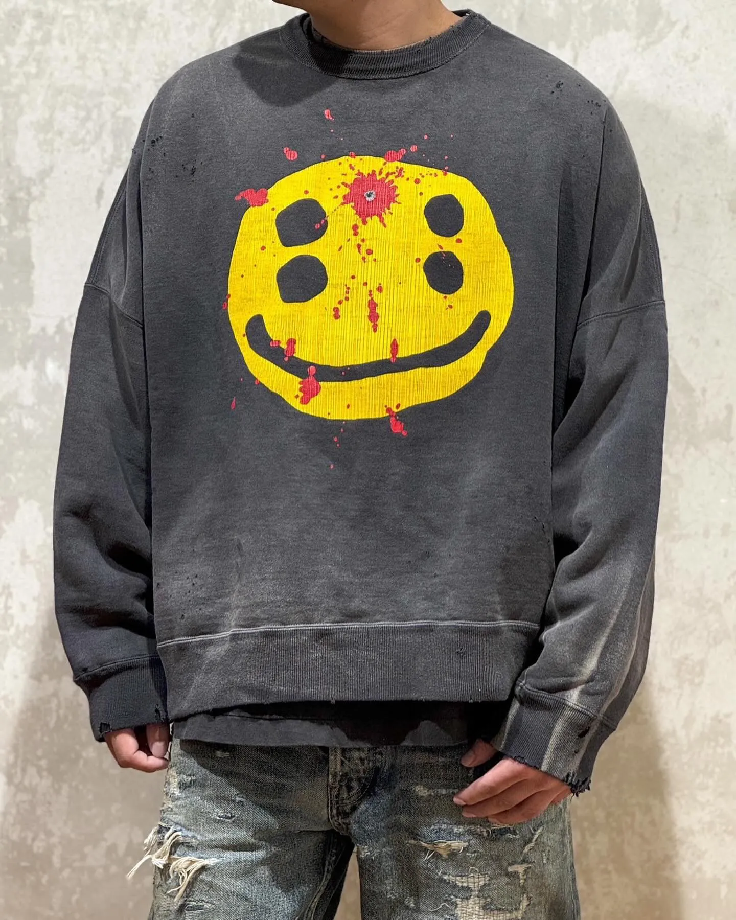 SAINT Mxxxxxx x CACTUS PLANT FLEA MARKET SMILE SWEATER SHIRT CPFM co-branded sweatshirt with smiley face, washed black S-XL, ready-to-wear Assute dyeing, heavy fermentation washing, multi-position spray fading, ultra-complex manual polishing/destruction treatment/special shearing treatment, special striped cuffs/multi-position shearing/pure handmade graffiti and dirty The only correct co-branded main wheat label/wash water label/little angel anti-counterfeiting label in the entire network